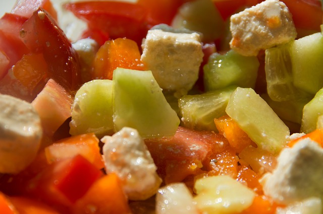 Salát okurkový s kuřecím masem,rajčaty a brambory